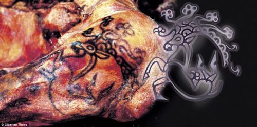 乌科克公主的遗骸，去世时25岁左右，身上有多处纹身图案，包括一头长着狮鹫喙和摩羯座角的鹿。这些纹身完好保存了2500年之久